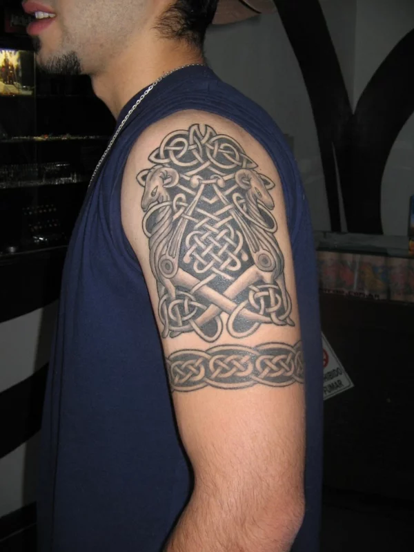 tattoos ideen für tattoo oberarm armband gitter widder
