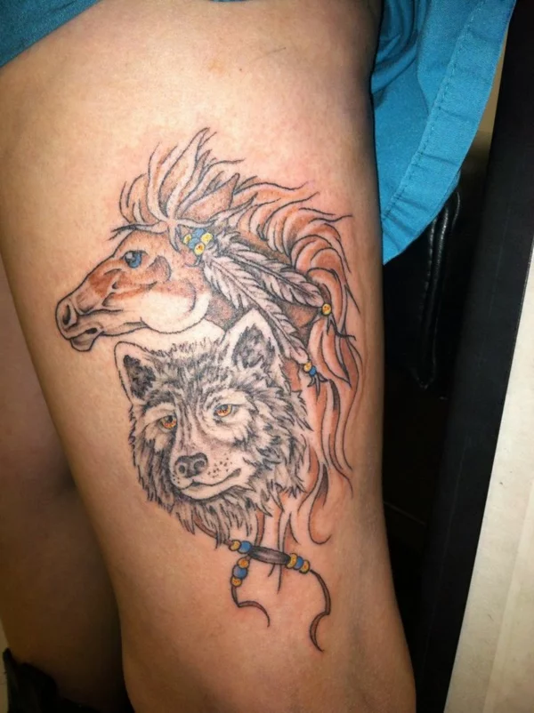 tattoos ideen für tattoo oberarm wolf und pferd