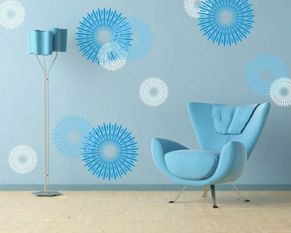 verschiedene Blautöne im Wohnzimmer interessante Muster bei der Wandgestaltung Stehlampe blauer Sessel 