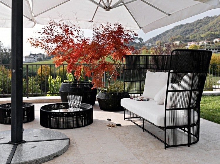 terrassengestaltung lounge möbel outdoor sonnenschirm garten sofa couchtisch pflanzenbehälter