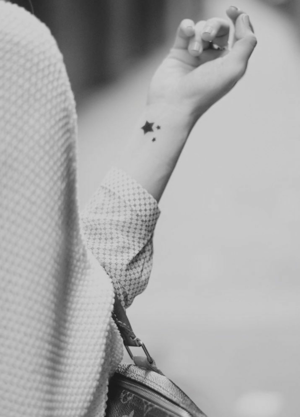 trendy sterne tattoo bedeutung handgelenk