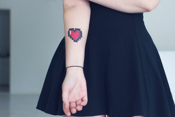 unterarm tattoo motive herz rot pixel