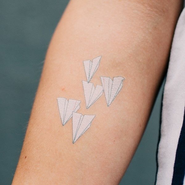 tattoo ideen motive weiß papier flugzeug
