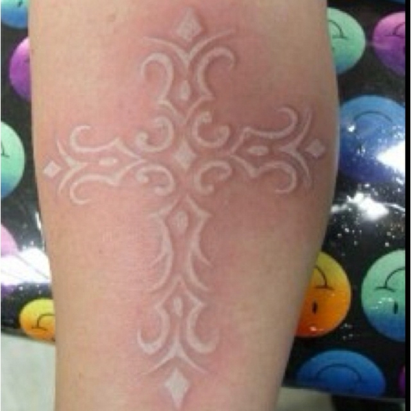 tattoo vorlagen nmotive weißer kreuz