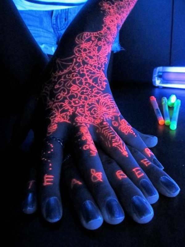 tattoos schwarzlicht tattoo hand rot