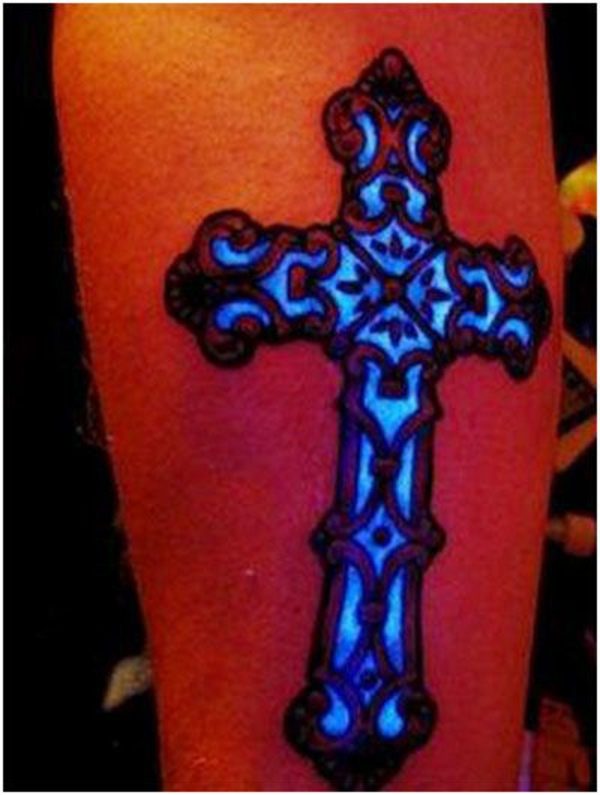 tattoos schwarzlicht tattoo kreuz motiv