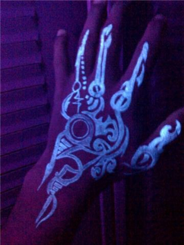 tattoos schwarzlicht tattoo skelett hand