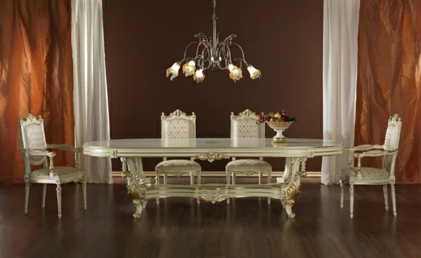 warme Brauntöne im Esszimmer klassische Raumgestaltung mit großem Esstisch verzierten Stühlen und Kronleuchter
