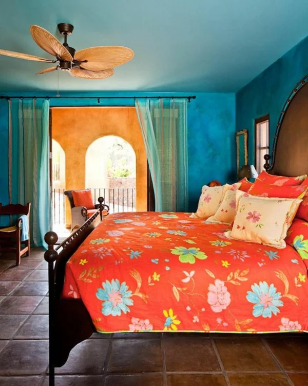 farbideen schlafzimmer blaue decke bett orange