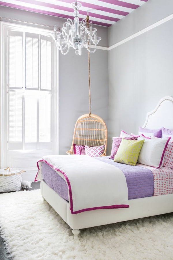 farbideen schlafzimmer gestreifte decke lila weiß
