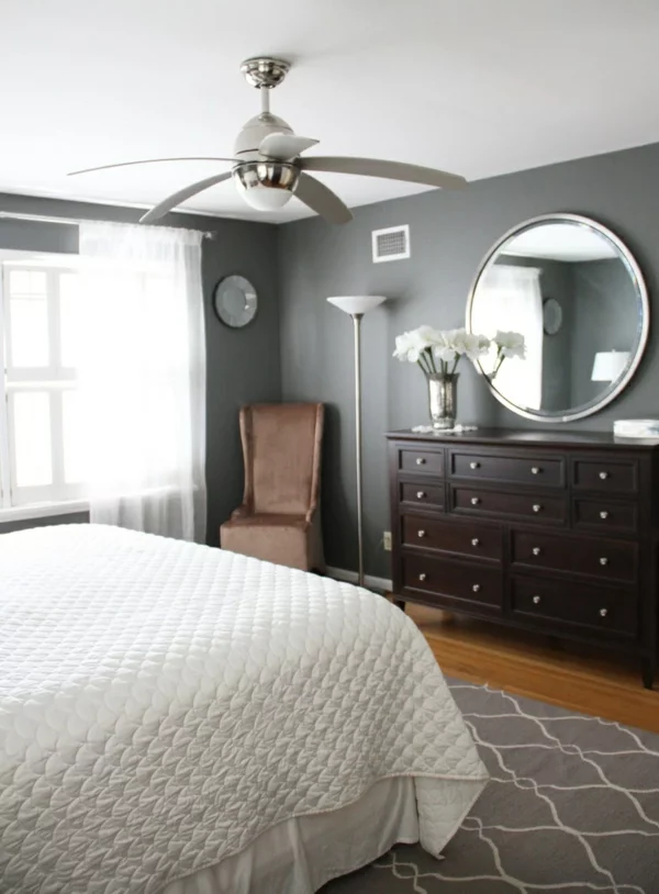 farbideen schlafzimmer graue wandgestaltung kommode bett