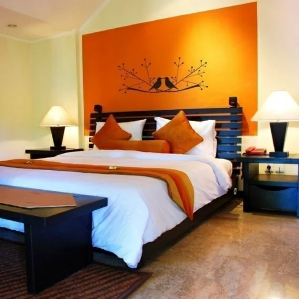 farbideen schlafzimmer orange wandtapete bett bettbank