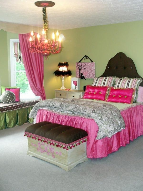 farbideen schlafzimmer rosa akzente kronleuchter bett