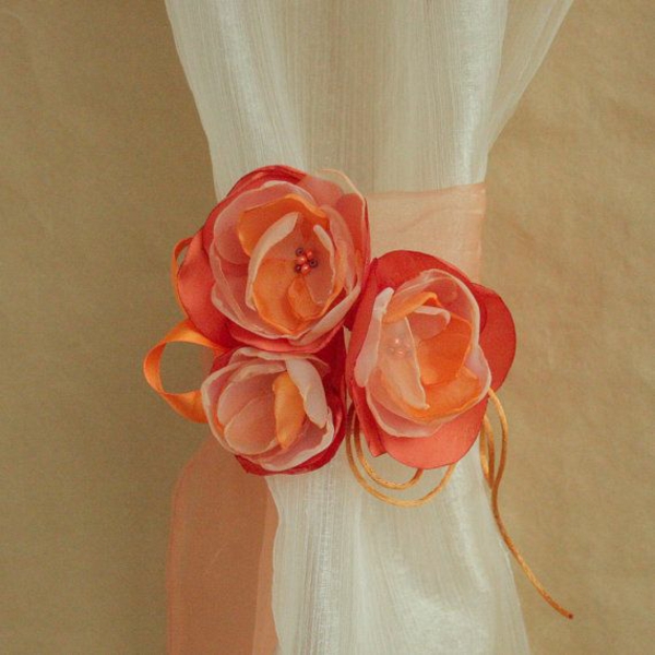 gardinen dekorationsvorschläge raffhalter orange rosen