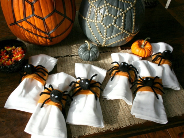 Halloween servietten falten Dekoration silbern tüten