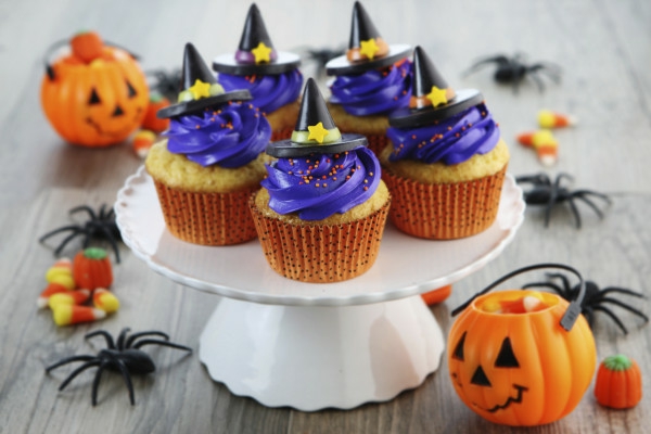 Halloween Party hexen schwarz lila creme Essen tortenständer