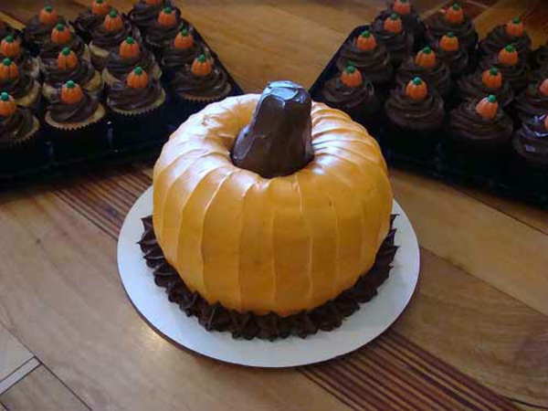 Halloween Party Ideen kürbisse torten kuchen braun