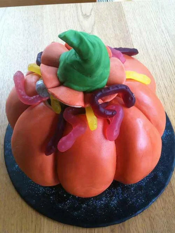 Halloween Ideen kürbisse torten kuchen worm