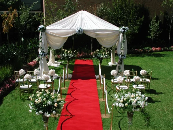 Hochzeitsdeko roter teppich Blumenschmuck elegant