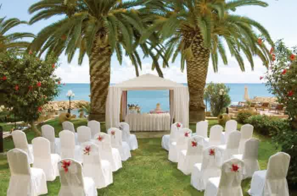 Hochzeitsdeko mit Blumenschmuck exotisch meer