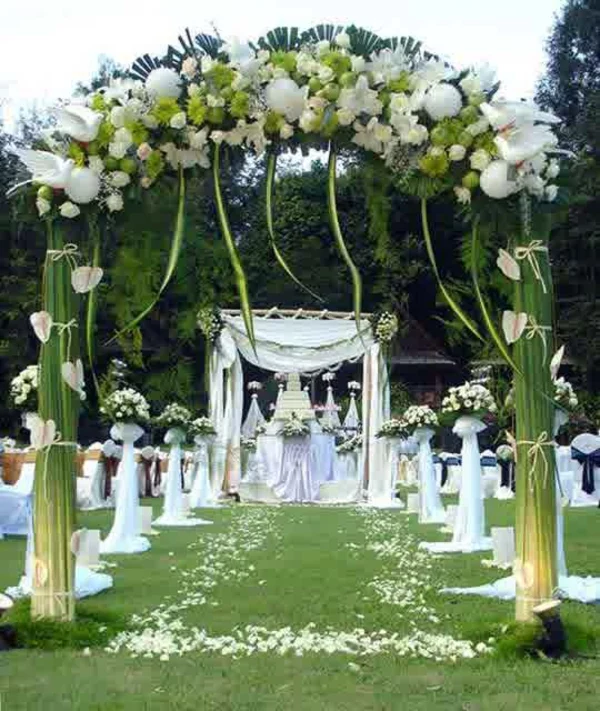 Hochzeitsdeko weiß blüten Blumenschmuck grün laub