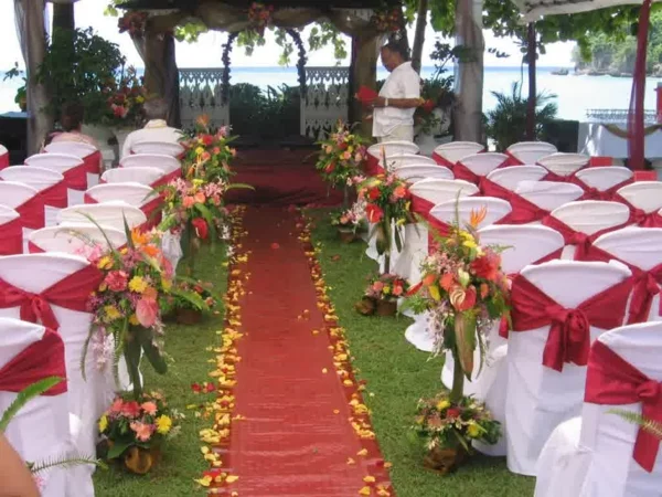 Hochzeitsdeko Blumenschmuck rot teppich