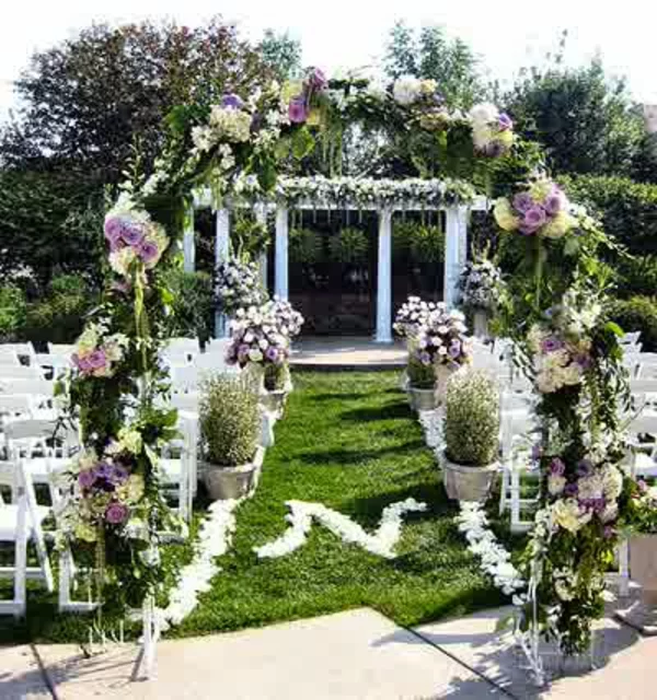 Hochzeitsdeko mit Blumenschmuck schleife