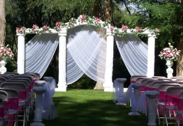 Hochzeitsdeko Blumenschmuck säule gardinen