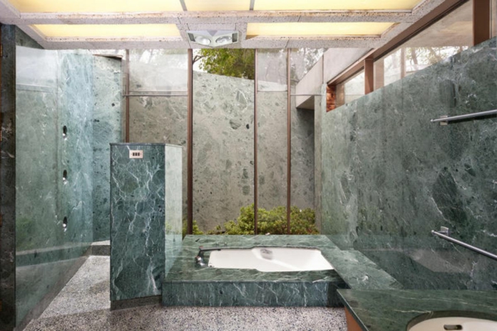 Less-Than-Zero-film-moderne-badezimmer-einbauwanne-silvertop-architektenhaus-john-lautner
