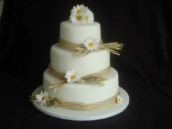 Mehrstöckige weiß gelb  Hochzeitstorten kuchen braut glatt