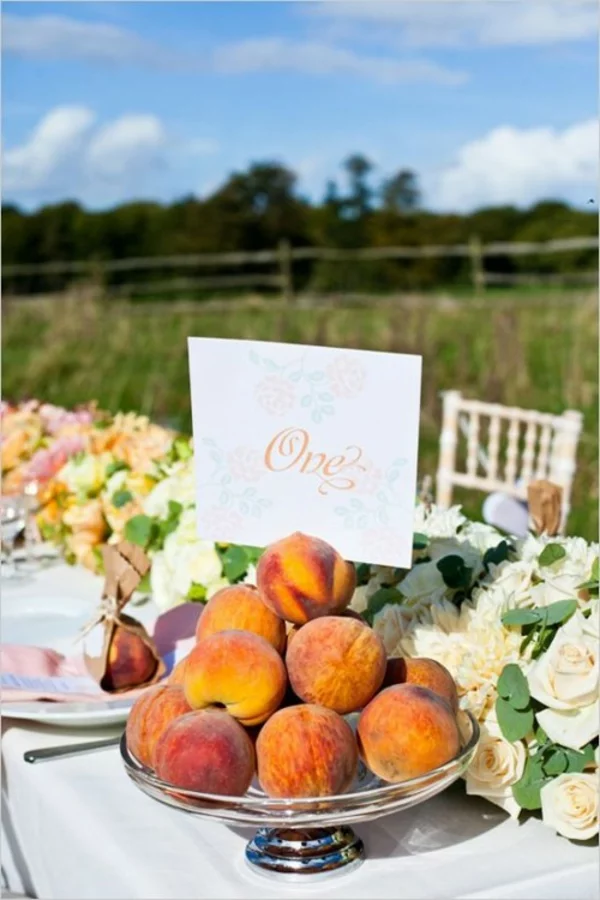 natur Hochzeitsdeko in Cremig und Pfirsichfarben orange