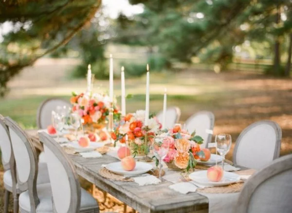 kerzen stühle esstisch Hochzeitsdeko in Cremig und Pfirsichfarben 