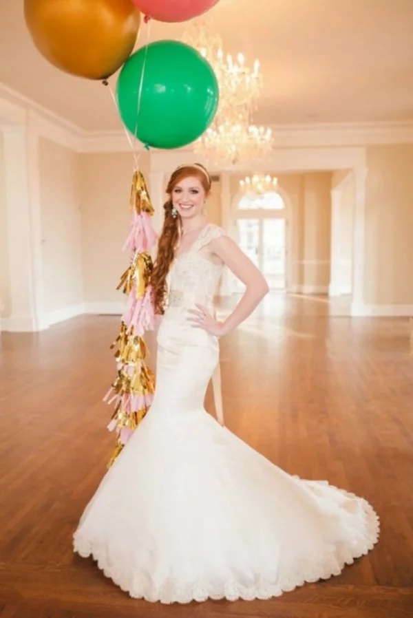 ballons bunt Hochzeit deko Ideen dekoideen hochzeit brautschleppe