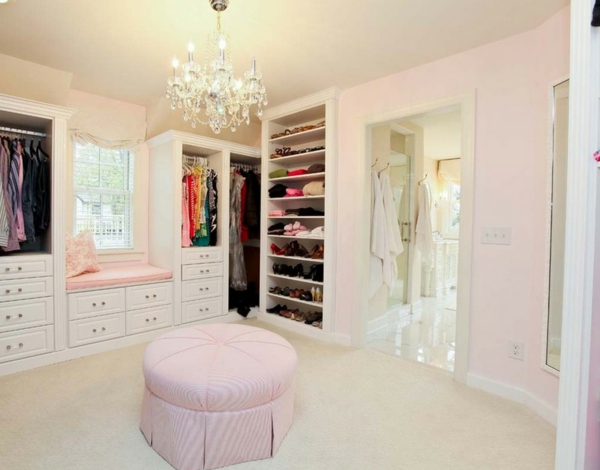 ankleidezimmer planen rosa wandfarbe begehbarer kleiderschrank systeme