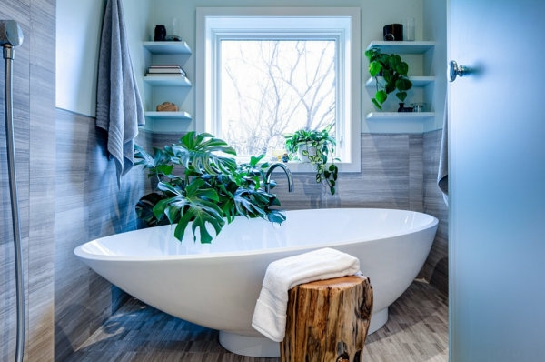 badezimmer einrichten grüne zimmerpflanzen badewanne