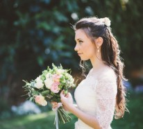 Brautfrisur halboffen – kommen Sie mit Stil unter die Haube!