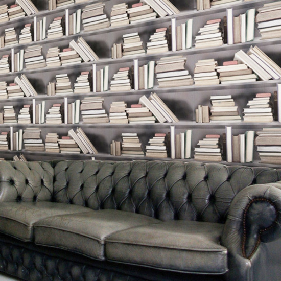 coole wohnideen wohnzimmer sofa wandgestaltung tapetenmuster hausbibliothek
