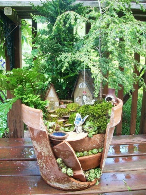 DIY Projekt kreative Gartengestaltung mit zerbrochenen Pflanzgefäßen Sukkulenten und Grünpflanzen kombinieren 