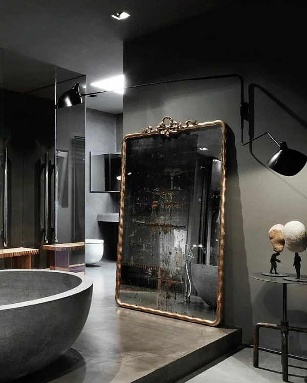 dunkle flecken spiegel im badezimmer klassisch alt
