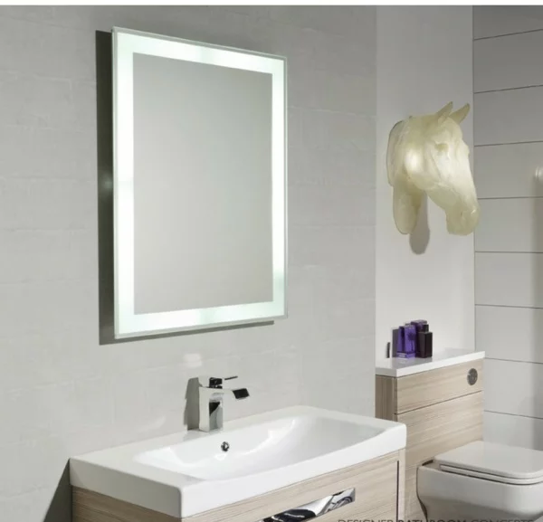 dunkle flecken spiegel pferdekopf lichtkörper badezimmer minimalistisch