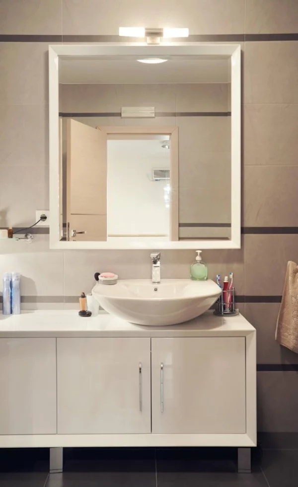 flecken spiegel wandleuchter badezimmer weiß