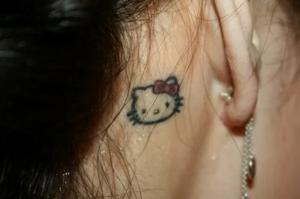 tattoo hinterm ohr hello kitty