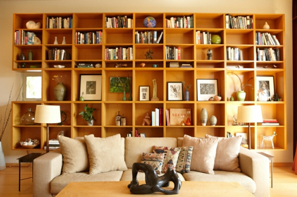 hausbibliothek bücherregale holz wohnzimmer gestalten sofa couchtisch holz