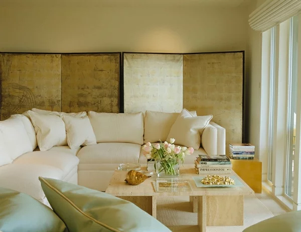 innendesign ideen ägyptischer stil farbakzente gold raumteiler paravent wohnzimmer sofa
