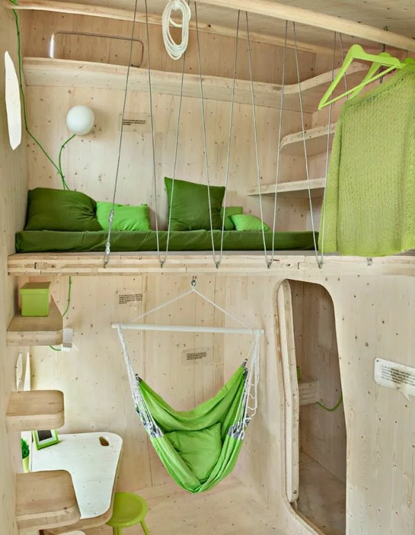 kleines holzhaus studentenwohnung tengbom architekts schlafzimmer hochbett wohnzimmer hängestuhl