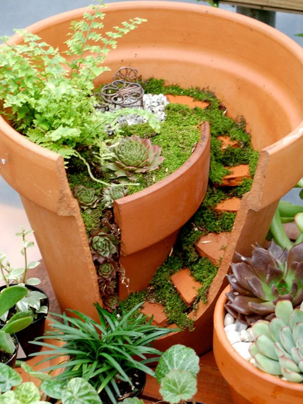 kreative DIY Ideen mit zerbrochenen Pflanzgefäßen mit Sukkulenten und Moos bepflanzen