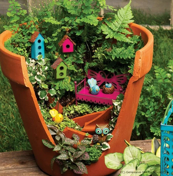 kreative Gartengestaltung mit zerbrochenen Pflanzgefäßen DIY Ideen viele Deko Elemente 