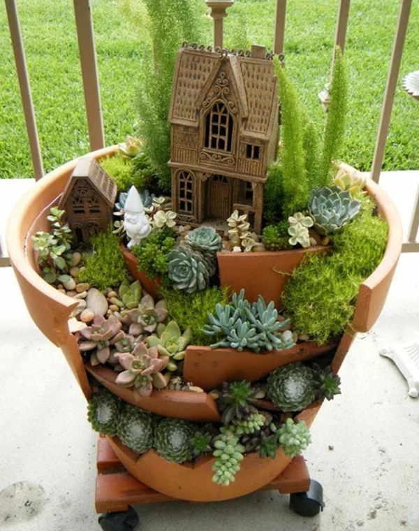 kleines Häuschen in die kreative Gartengestaltung integrieren tolles DIY Projekt 