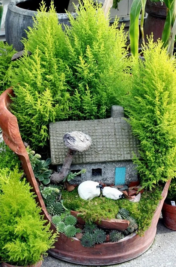 kleine Zypressen im großen Tongefäß Häuschen Moos kreative DIY Gartengestaltung