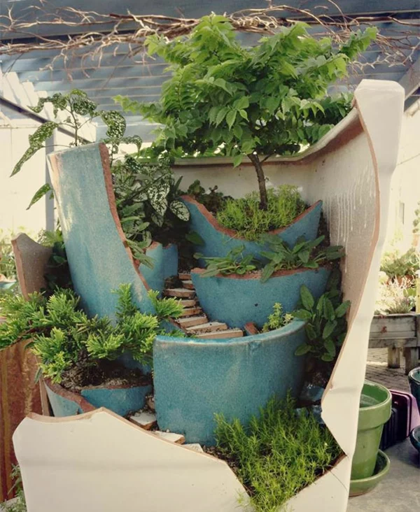 riesiger Blumentopf aus Ton in Scherben DIY Ideen für kreative Gartengestaltung 